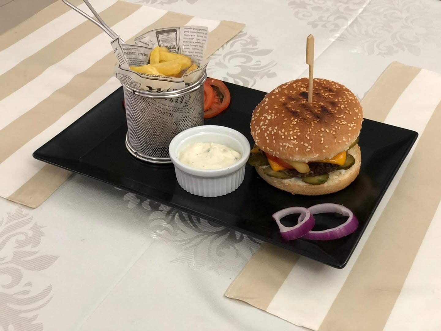 Burger Dalia cu cartofi prăjiți