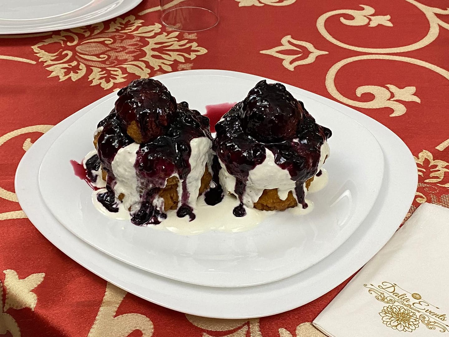 Papanași cu smântână și dulceață