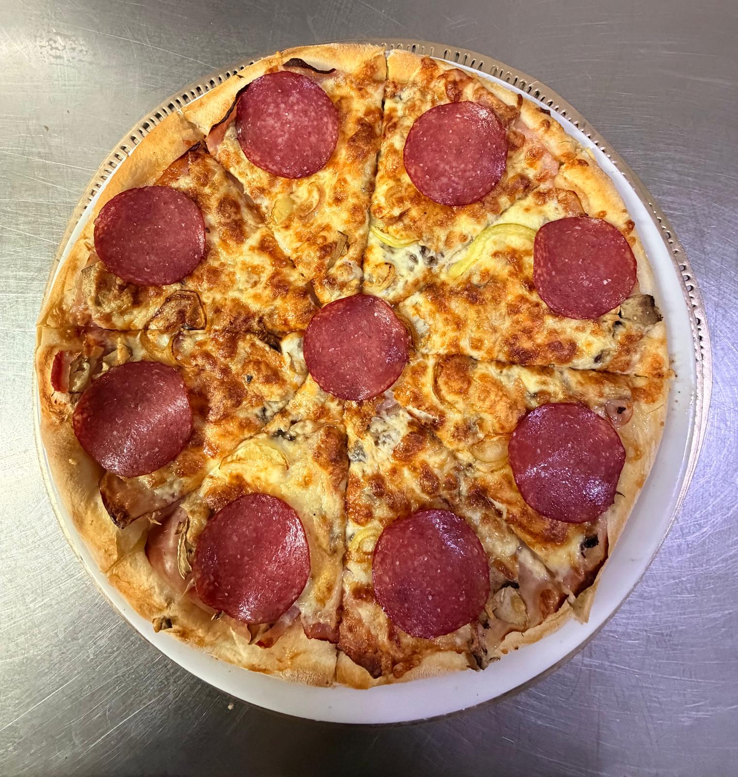 Pizza cu salam